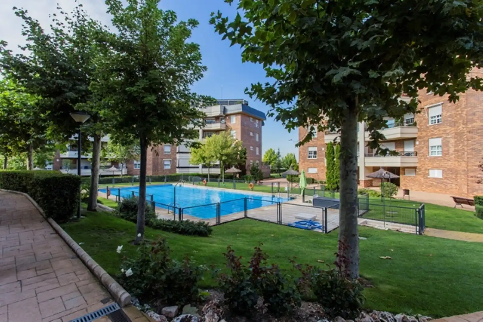 Piscina de Planta baixa en venda en Majadahonda amb Calefacció, Traster i Piscina comunitària