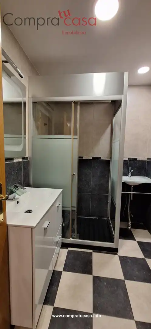 Bany de Pis en venda en Segovia amb Parquet, Traster i Alarma