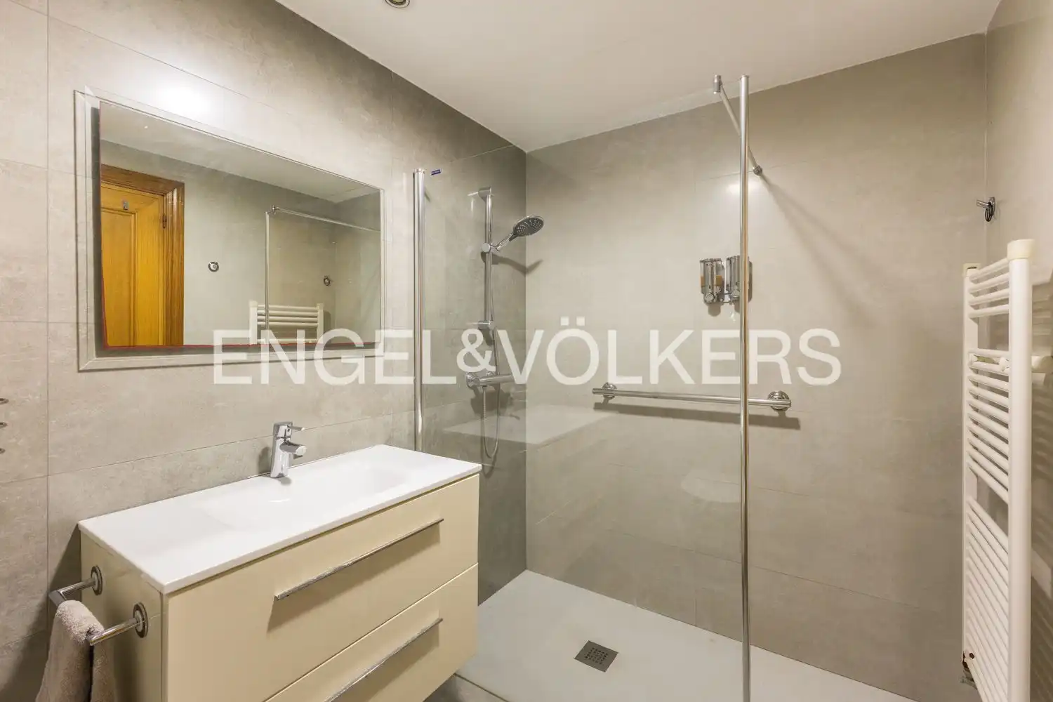 Baño de Piso en venta en Valencia con Aire acondicionado, Calefacción y Terraza