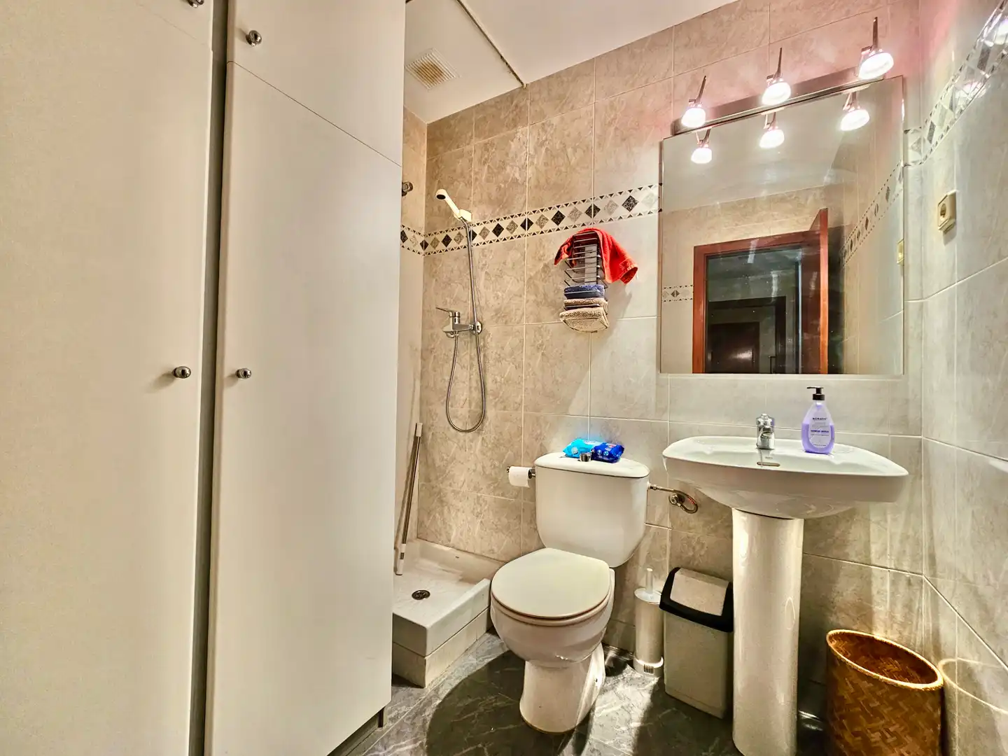 Baño de Dúplex de alquiler en Sant Just Desvern con Aire acondicionado, Calefacción y Jardín privado