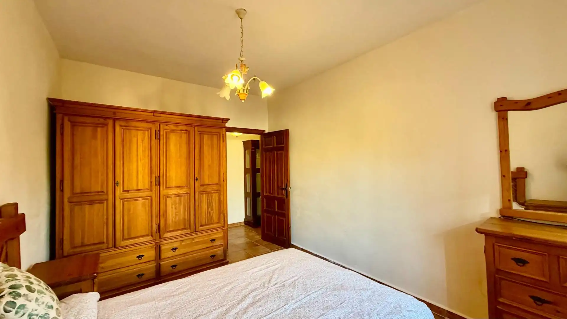 Dormitori de Casa o xalet en venda en La Línea de la Concepción amb Jardí privat i Piscina