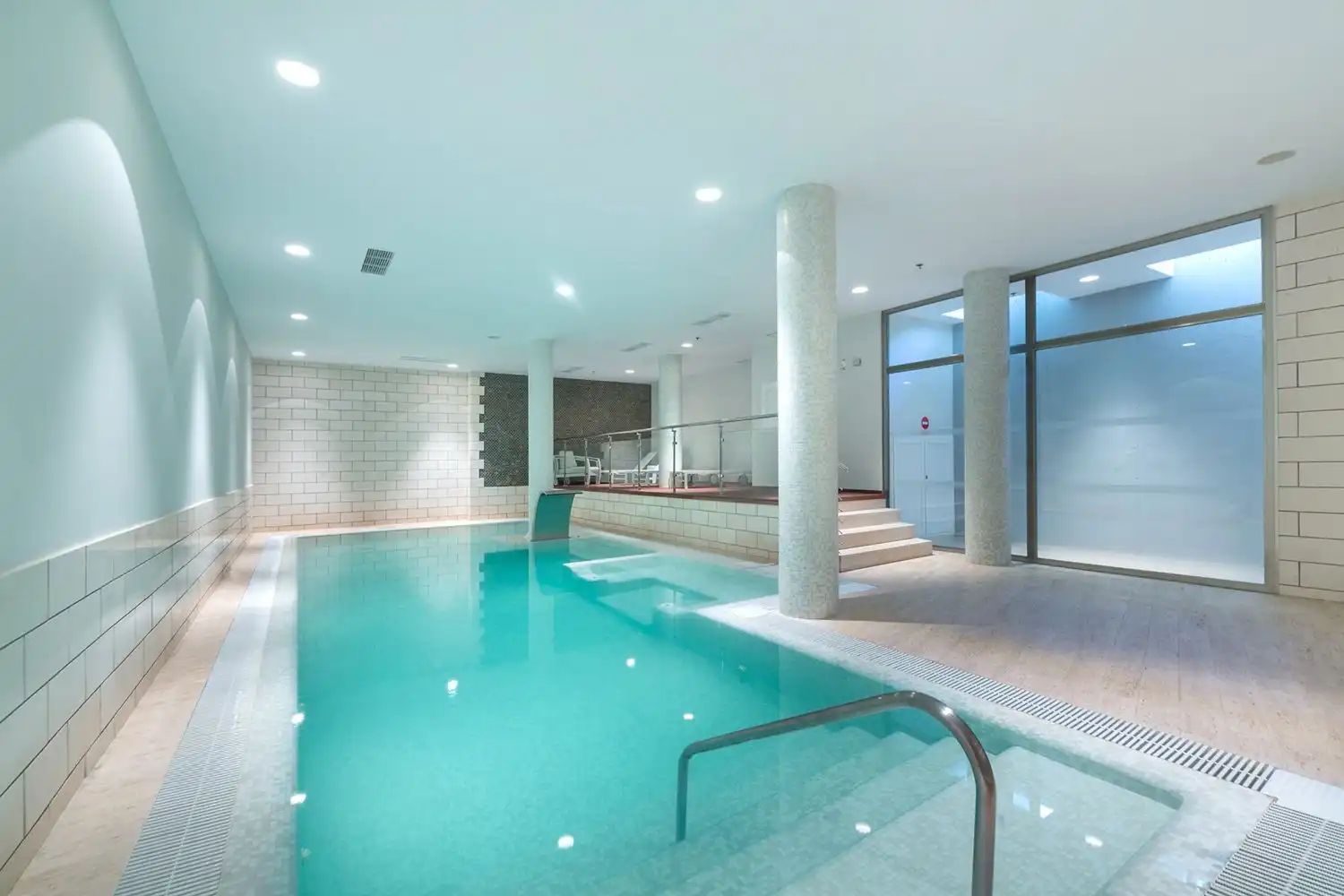 Piscina de Casa adosada en venta en Marbella con Aire acondicionado, Jardín privado y Terraza
