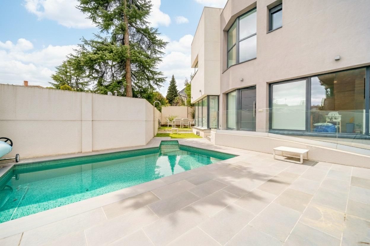 Swimming pool of Single-family semi-detached for sale in Pozuelo de Alarcón  with Air Conditioner, Private garden and Terrace