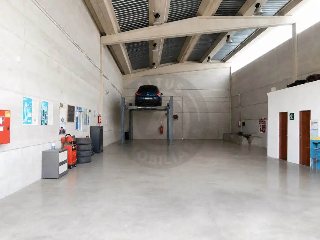 Parkplatz von Fabrikhallen zum Verkauf in Cáceres