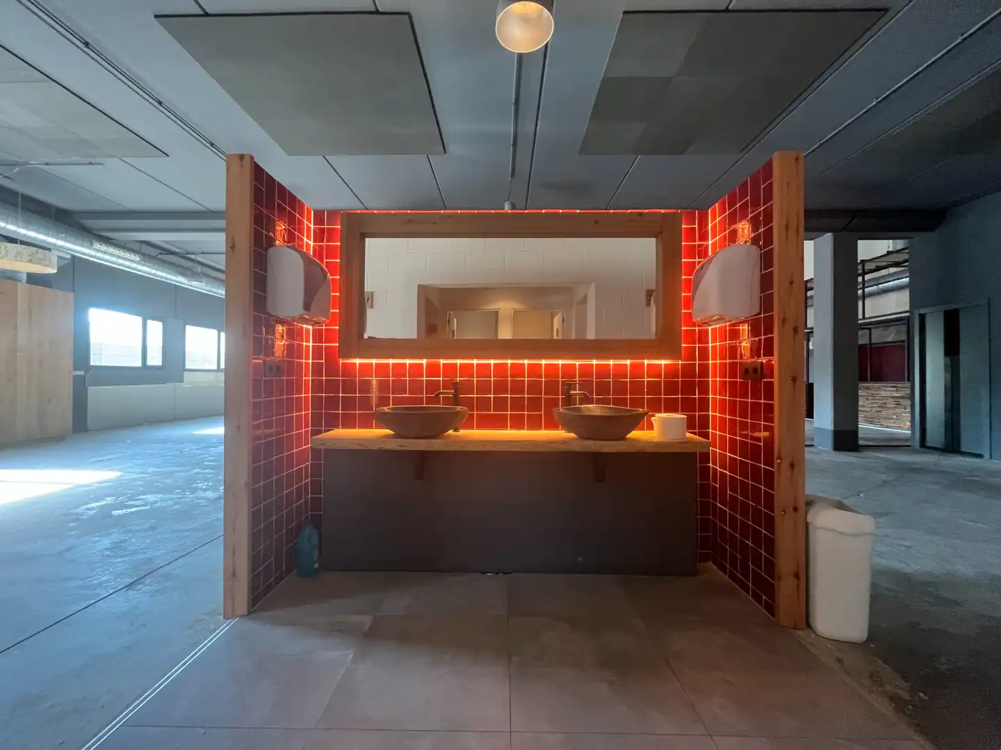 Badezimmer von Fabrikhallen zur Miete in La Cellera de Ter mit Heizung