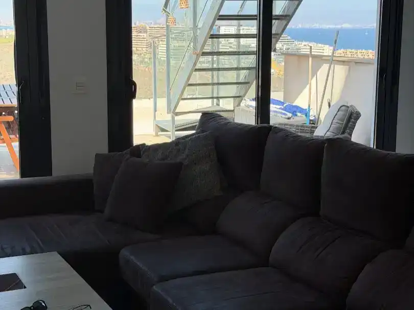 Sala d'estar de Àtic de lloguer en Santa Pola amb Aire condicionat, Piscina i Balcó