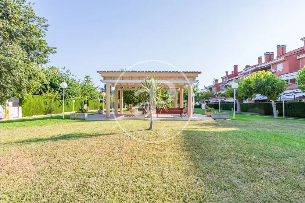 Jardí de Casa adosada en venda en Castellón de la Plana / Castelló de la Plana amb Aire condicionat, Calefacció i Jardí privat