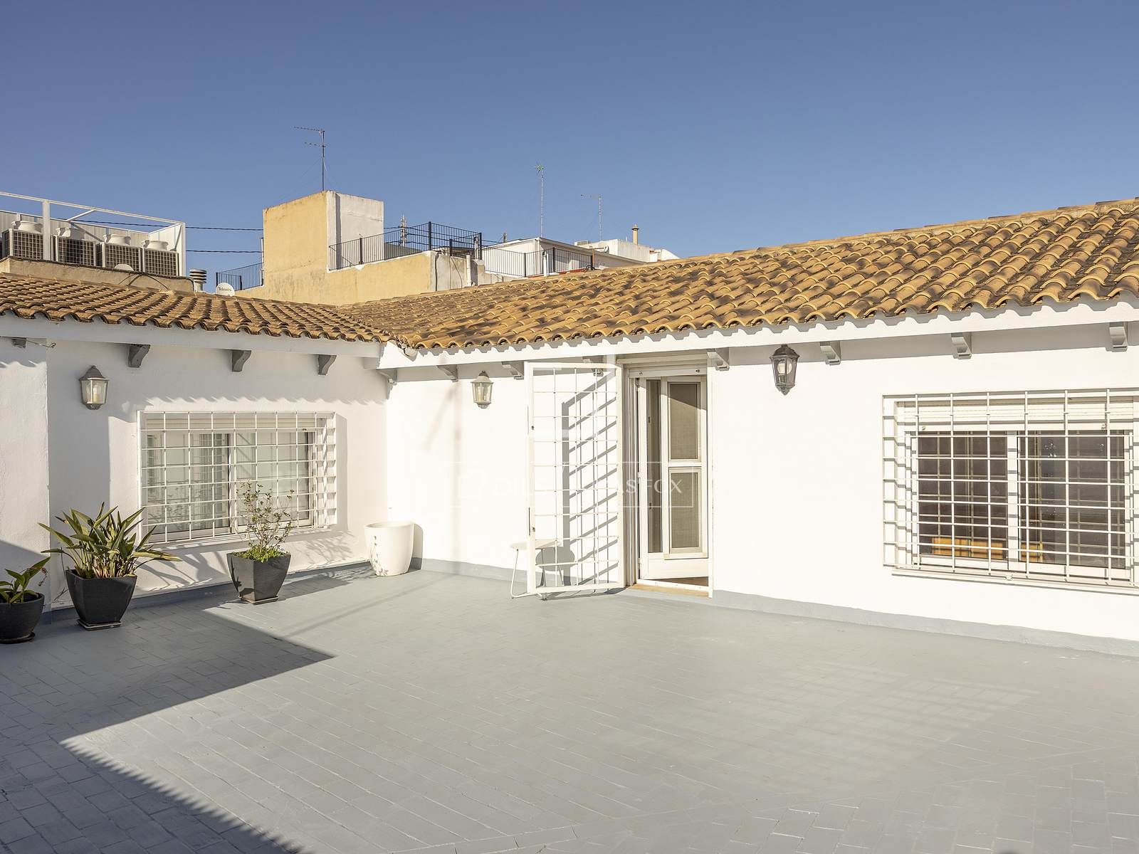 Vista exterior de Àtic de lloguer en  Valencia Capital amb Terrassa i Moblat