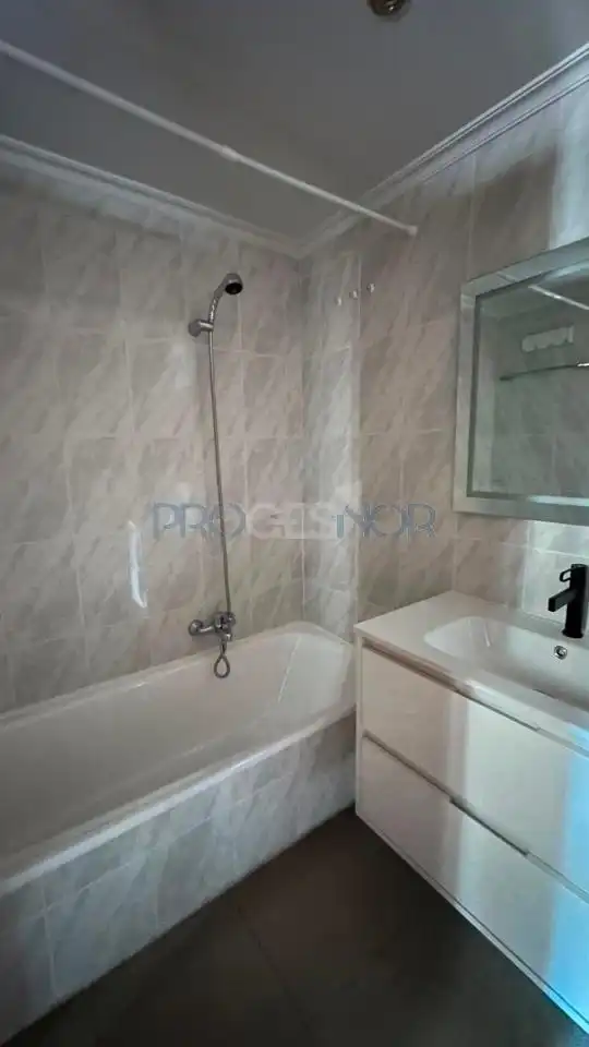 Baño de Apartamento en venta en San Andrés del Rabanedo con Calefacción