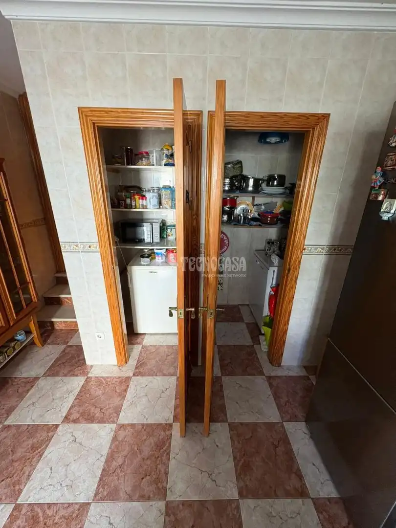 Cocina de Casa adosada en venta en La Rinconada con Piscina y Amueblado