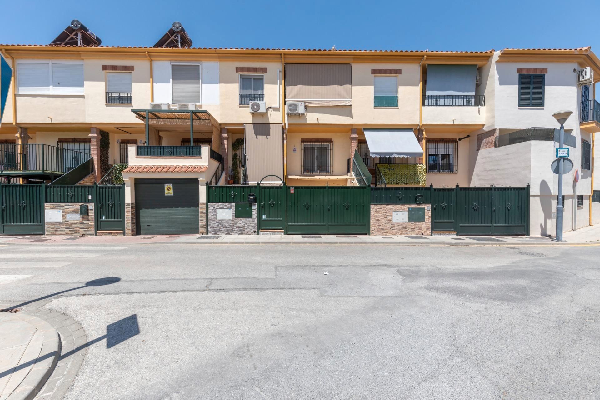 Exterior view of Single-family semi-detached for sale in Vegas del Genil  with Air Conditioner, Heating and Parquet flooring