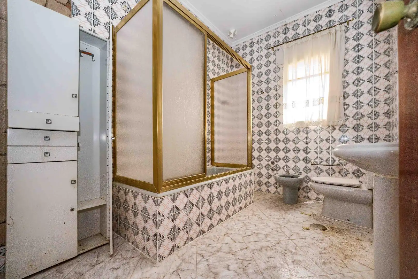 Bathroom of Houses for sale in Sanlúcar la Mayor  with Air Conditioner, Private garden and Terrace