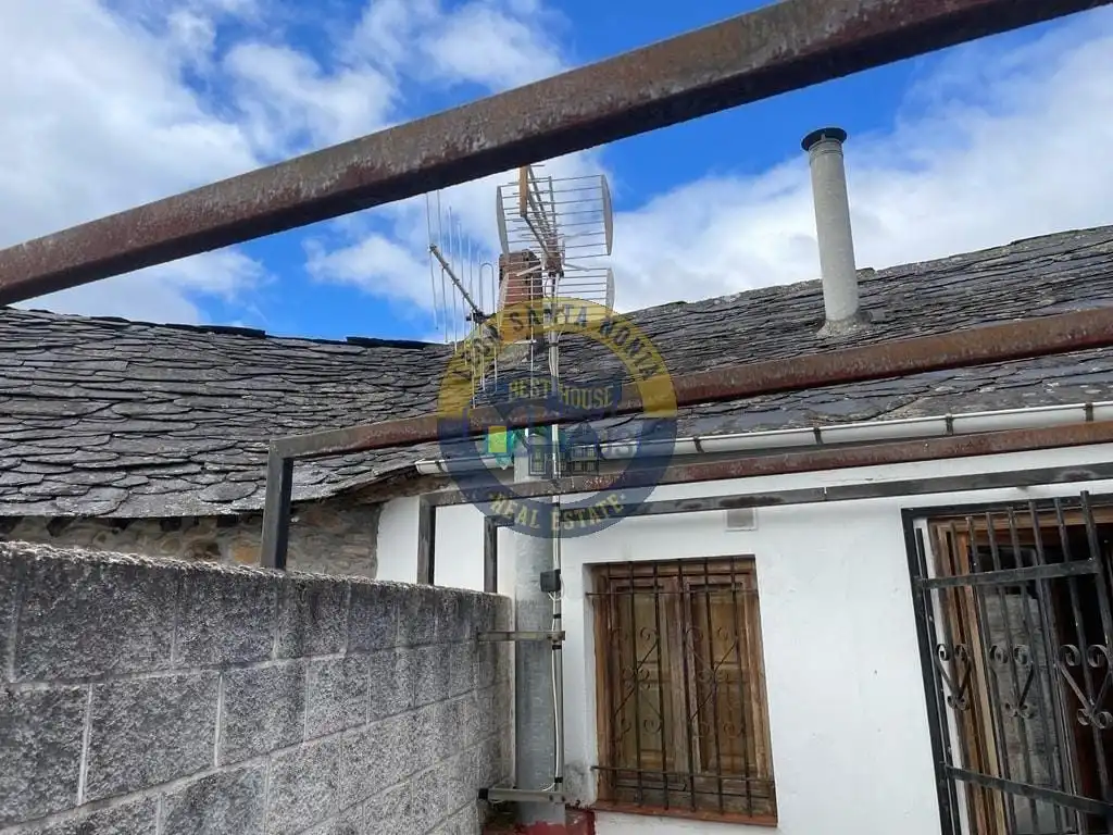 Vista exterior de Casa o xalet en venda en Carucedo amb Calefacció, Jardí privat i Parquet
