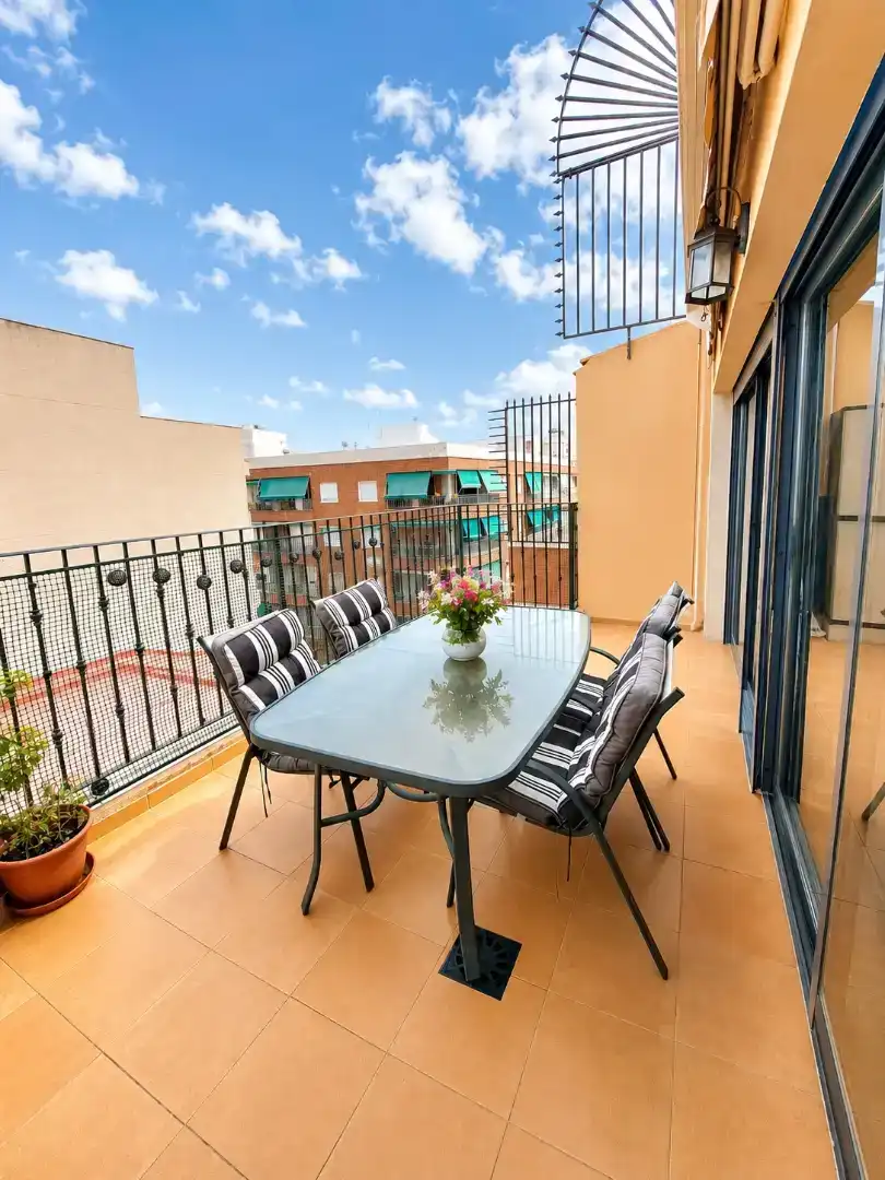 Terrasse von Dachboden zur Miete in Torrevieja mit Klimaanlage