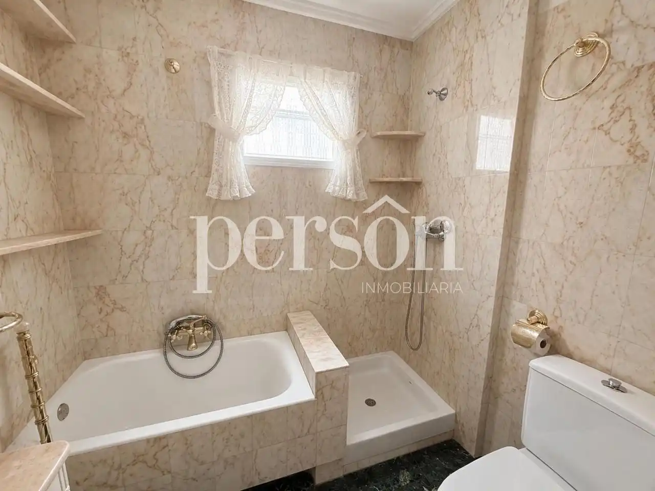 Baño de Piso en venta en Valencia con Aire acondicionado, Terraza y Amueblado