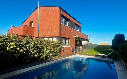 Piscina de Casa o xalet en venda en Santa Cruz de Bezana amb Calefacció, Jardí privat i Parquet