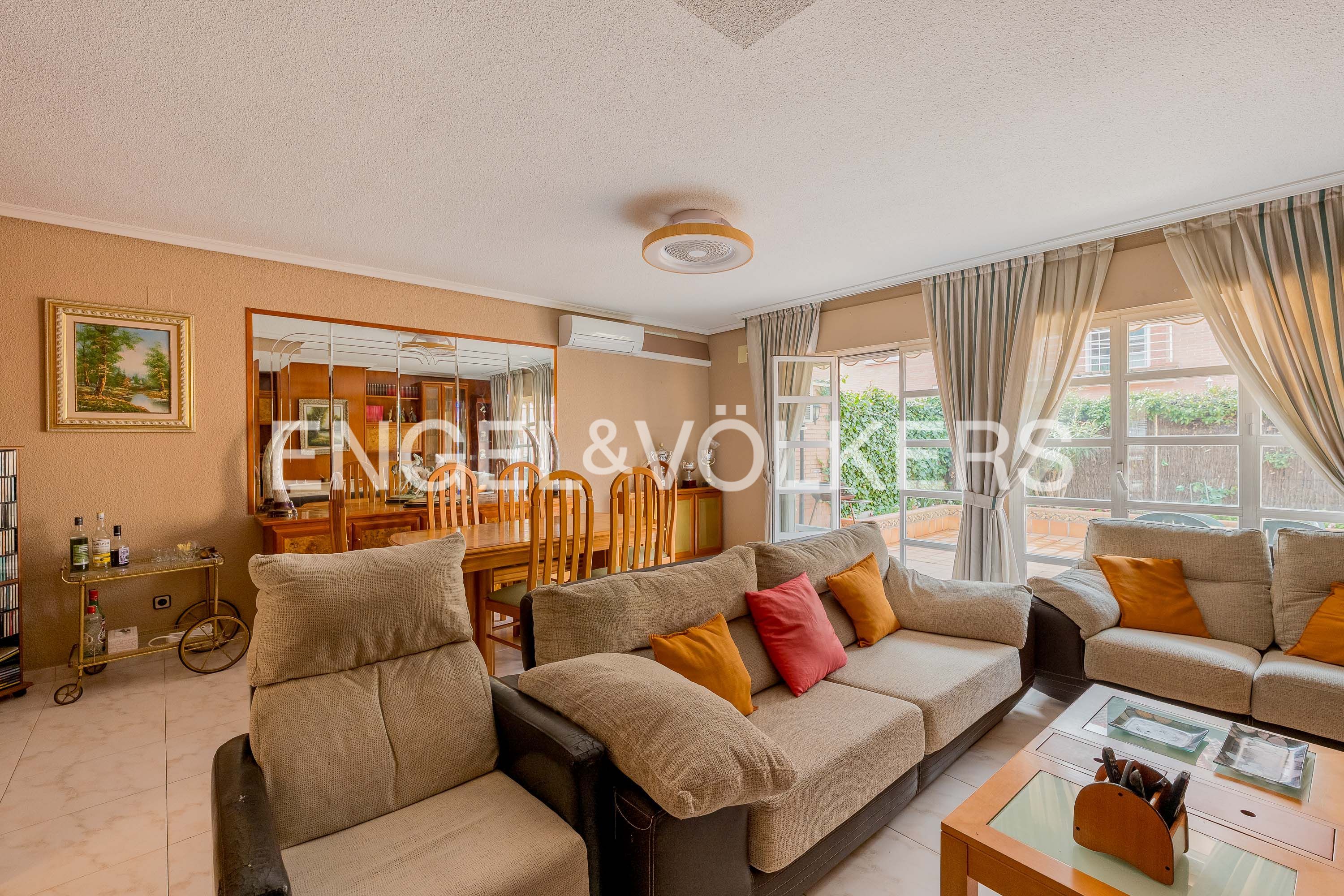 Sala d'estar de Casa o xalet en venda en Leganés amb Calefacció, Jardí privat i Parquet