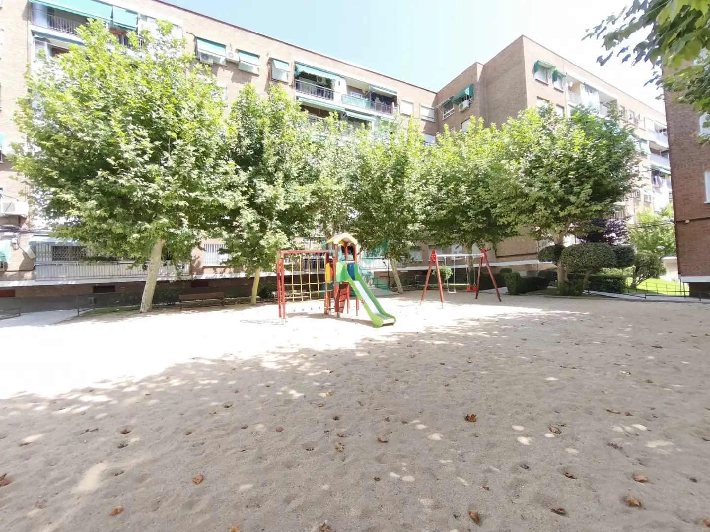 Vista exterior de Pis en venda en Madrid amb Calefacció, Jardí privat i Parquet