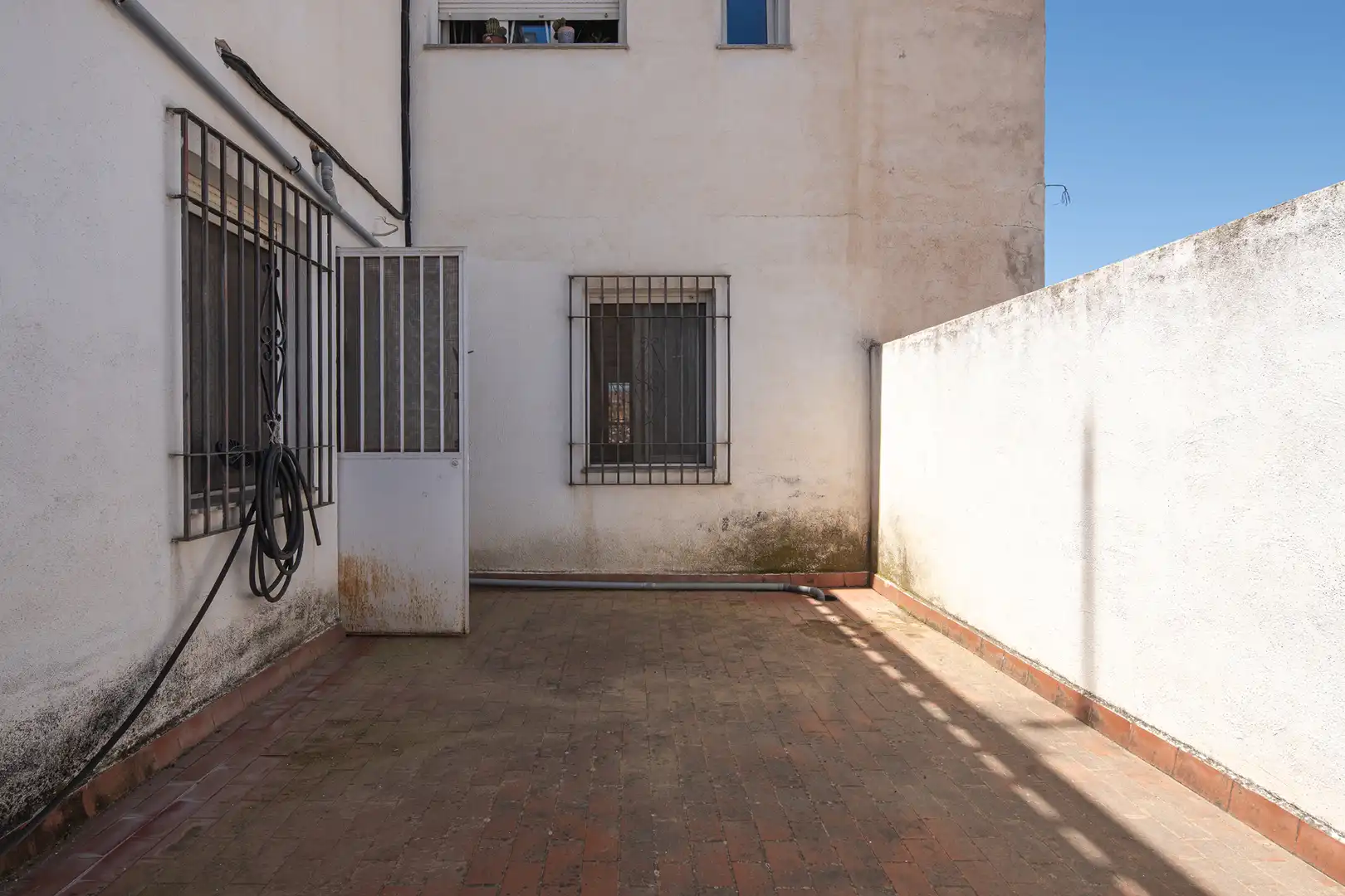 Vista exterior de Casa adosada en venda en La Zubia amb Calefacció, Terrassa i Moblat