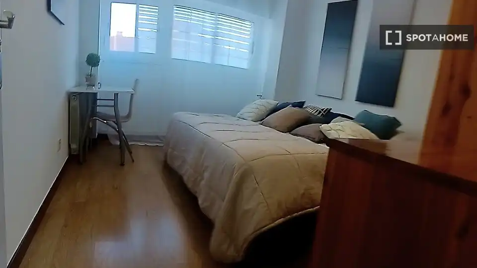 Schlafzimmer von Wohnung zur Miete in Madrid mit Klimaanlage, Heizung und Möbliert