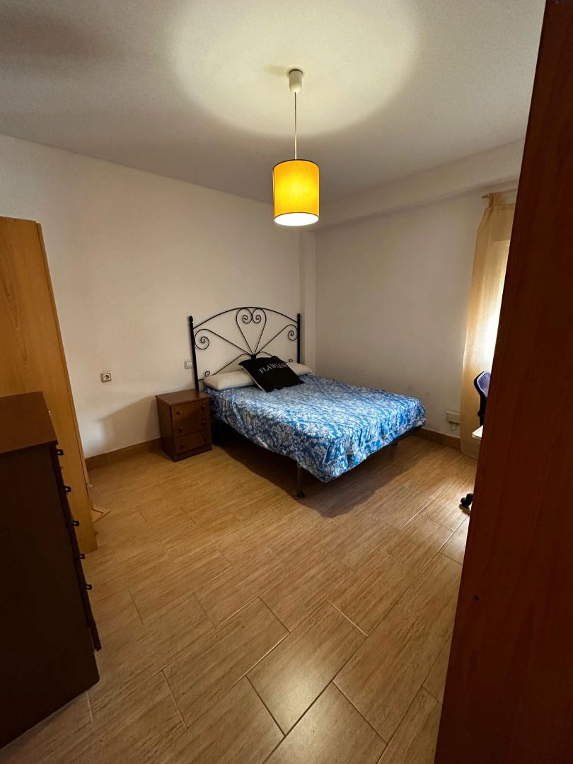 Habitación de Piso de alquiler en  Jaén Capital con Aire acondicionado, Amueblado y Balcón