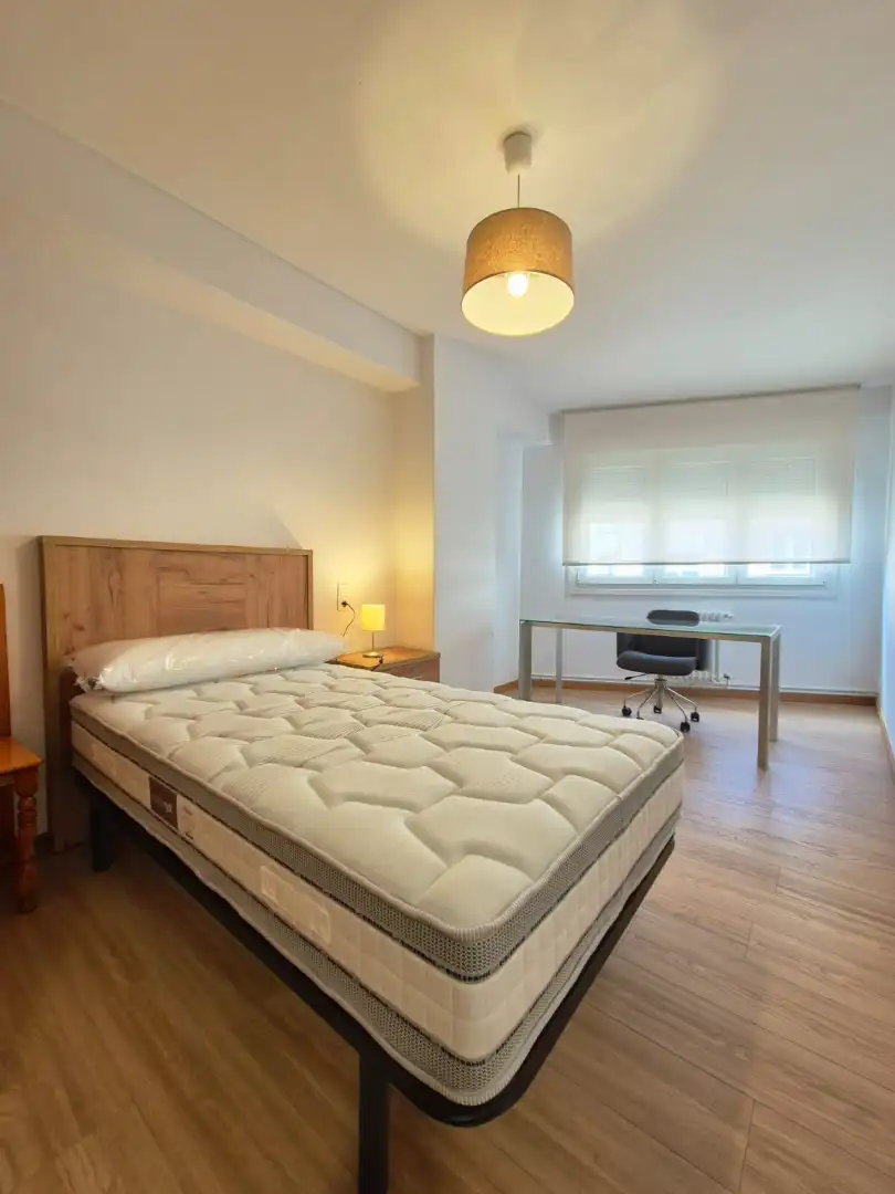 Habitación de Piso de alquiler en Santiago de Compostela  con Calefacción, Parquet y Trastero