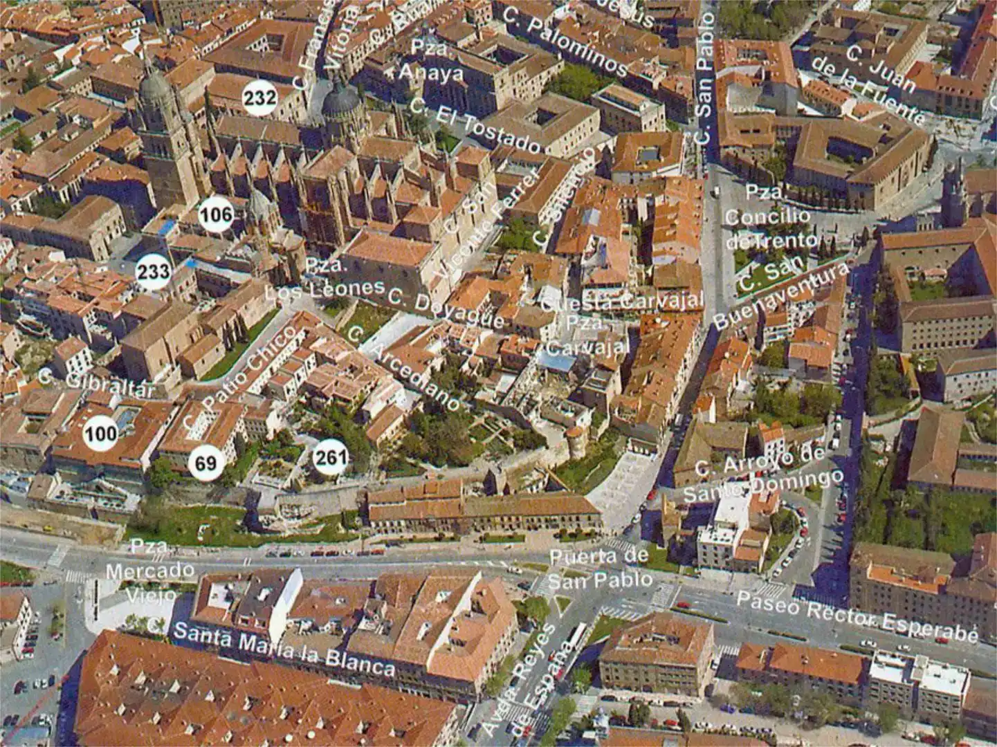 Vista exterior de Casa adosada en venda en Salamanca Capital amb Aire condicionat i Balcó