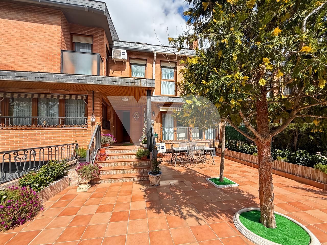 Vista exterior de Casa adosada en venda en Pozuelo de Alarcón amb Aire condicionat, Calefacció i Jardí privat
