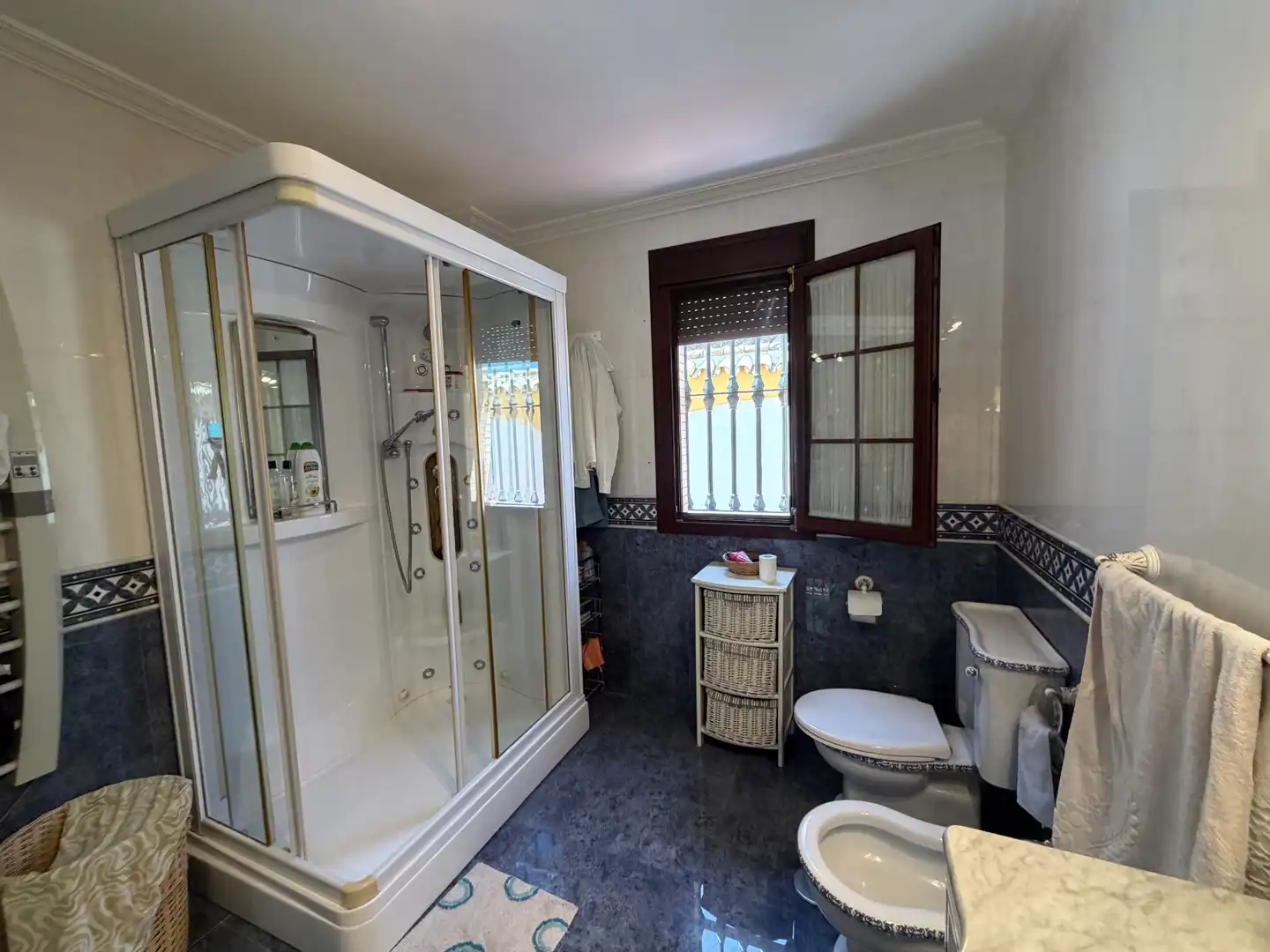 Bany de Casa o xalet en venda en Bormujos amb Aire condicionat, Jardí privat i Terrassa