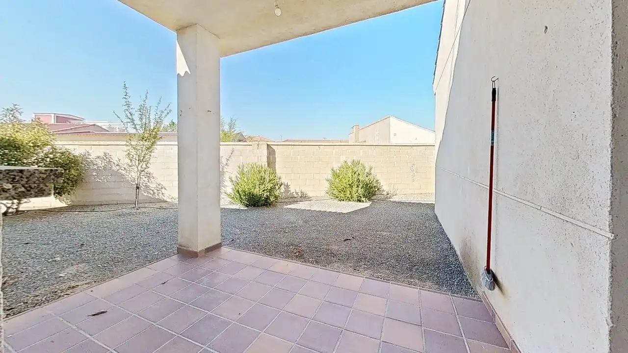 Terrassa de Casa adosada en venda en Santiuste de San Juan Bautista amb Calefacció, Jardí privat i Moblat