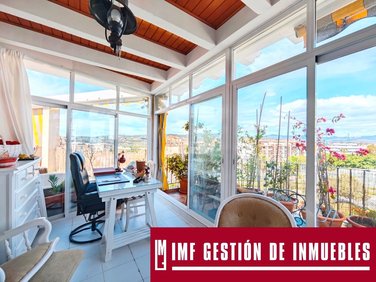 Vista exterior de Àtic en venda en Vélez-Málaga amb Aire condicionat, Terrassa i Traster
