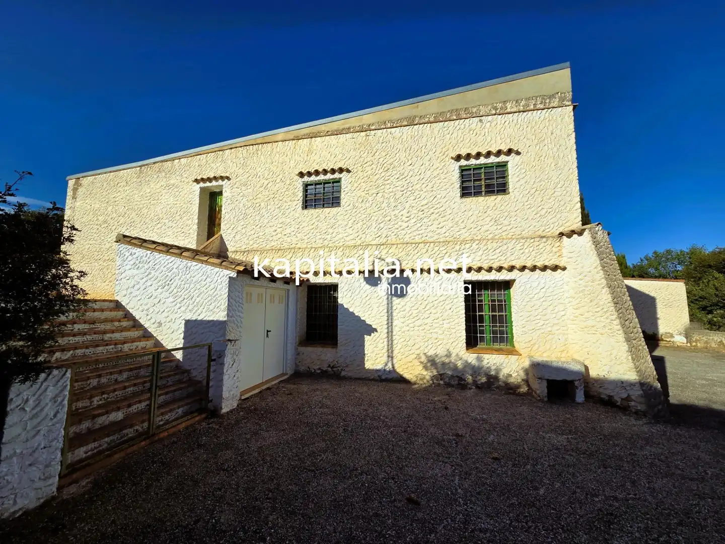 Vista exterior de Casa o xalet en venda en Ontinyent amb Jardí privat, Traster i Piscina comunitària