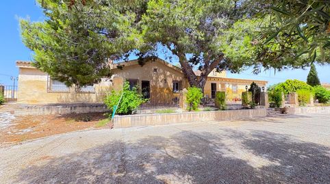 Tu oasis mediterráneo en Algorfa Impresionante chalet con piscina, gran finca privada y cerca del mar.