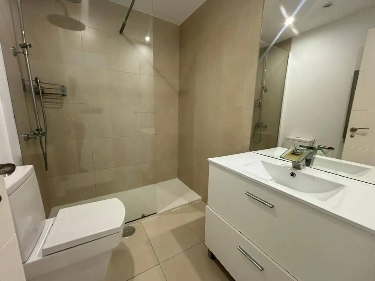 Badezimmer von Dachboden zur Miete in Madrid mit Klimaanlage, Heizung und Parkett