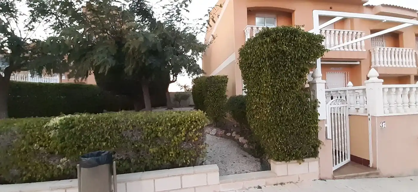 Garten von Einfamilien-Reihenhaus zur Miete in Elche / Elx mit Privatgarten, Terrasse und Möbliert