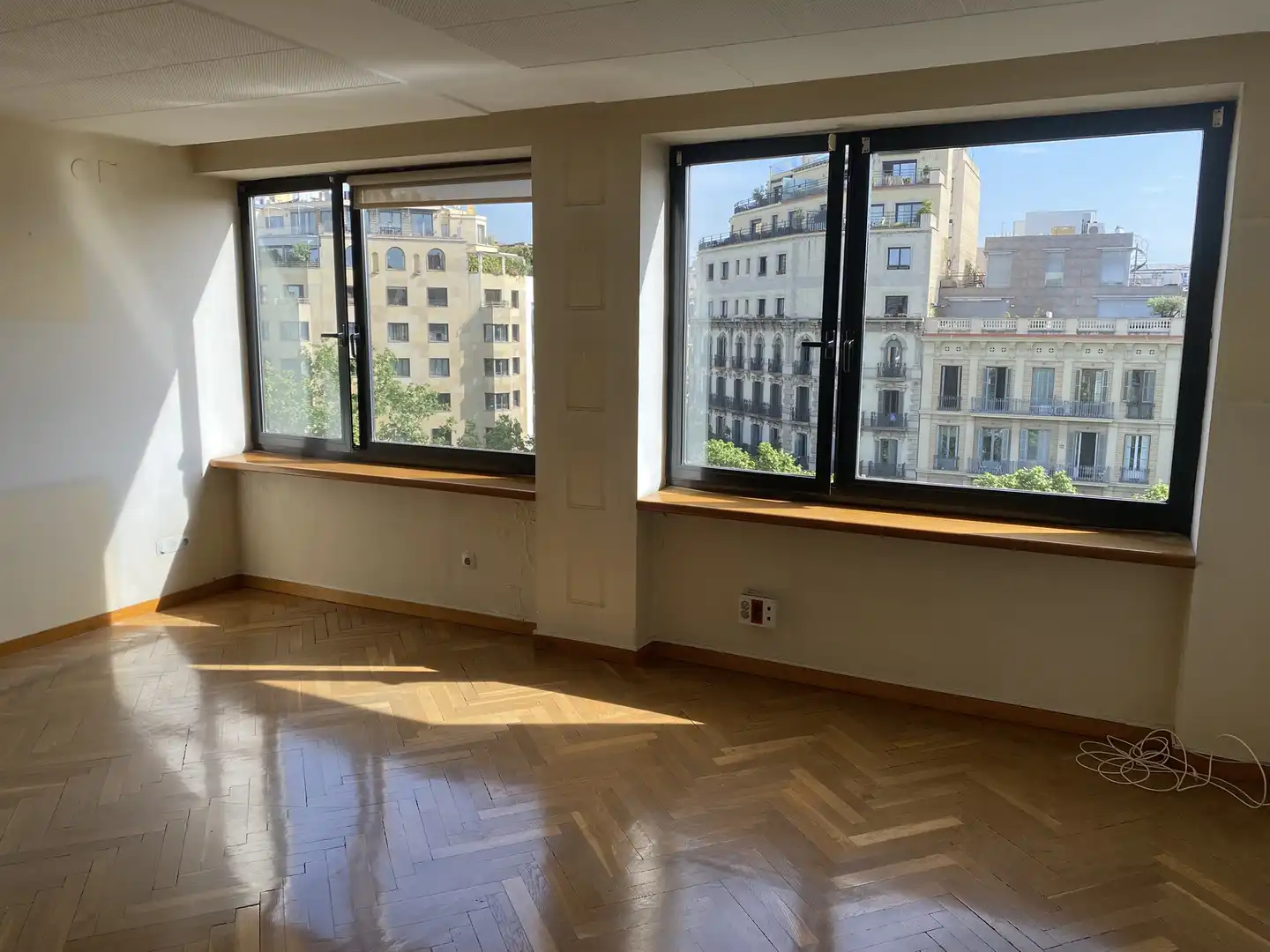 Oficina de lloguer a de Gràcia, Dreta de l'Eixample