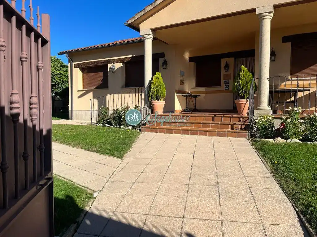 Vista exterior de Casa o xalet de lloguer en Palazuelos de Eresma amb Calefacció, Terrassa i Moblat