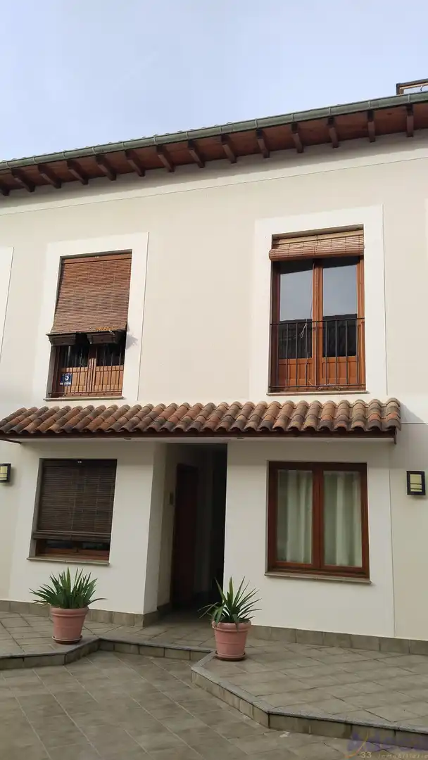 Vista exterior de Dúplex en venta en Navalcarnero con Calefacción, Balcón y Piscina comunitaria