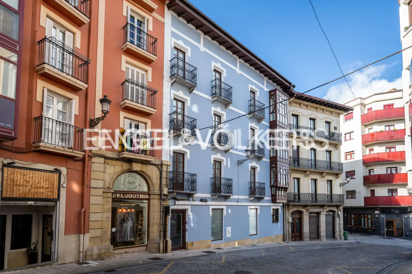 Vista exterior de Dúplex en venda en Irun  amb Calefacció, Parquet i Balcó