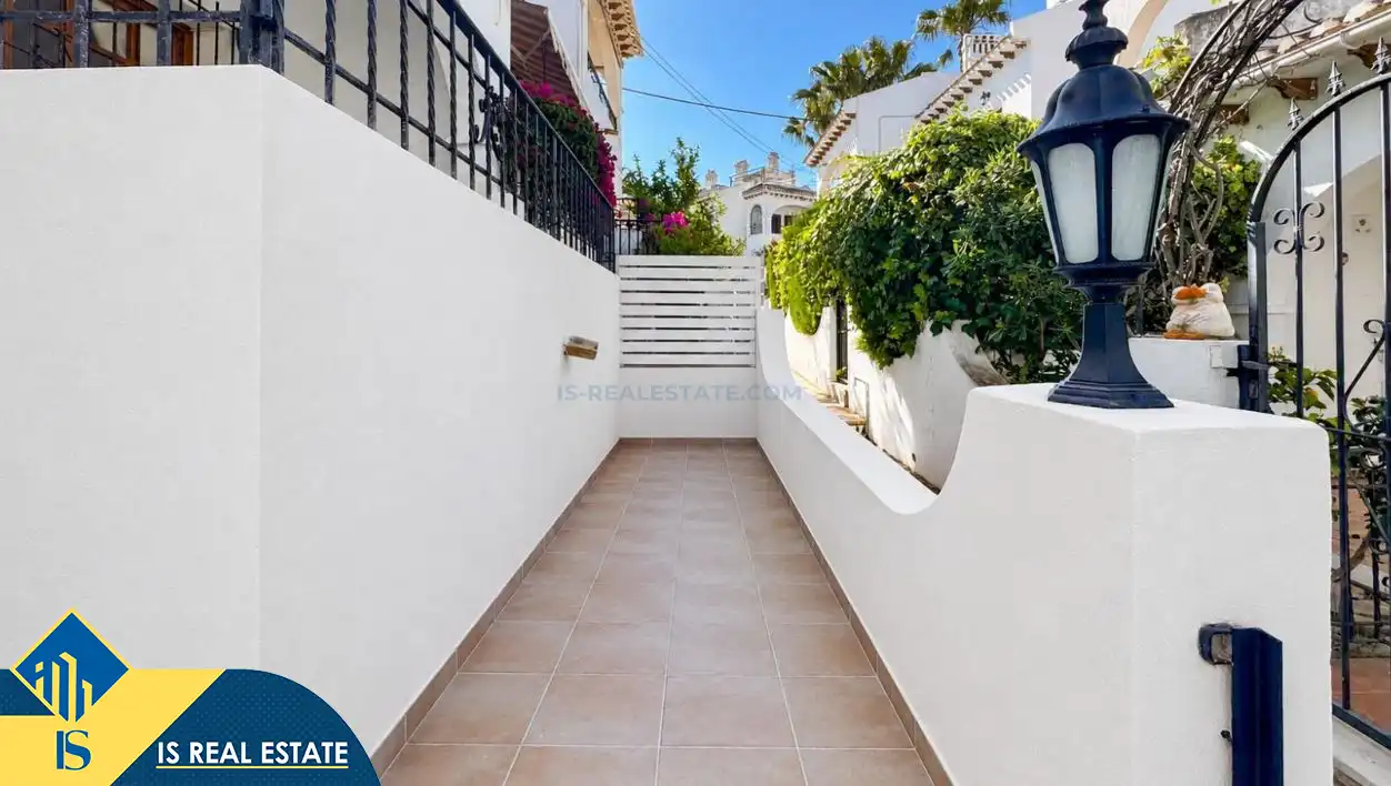 Vista exterior de Casa o xalet en venda en Torrevieja amb Calefacció, Terrassa i Traster