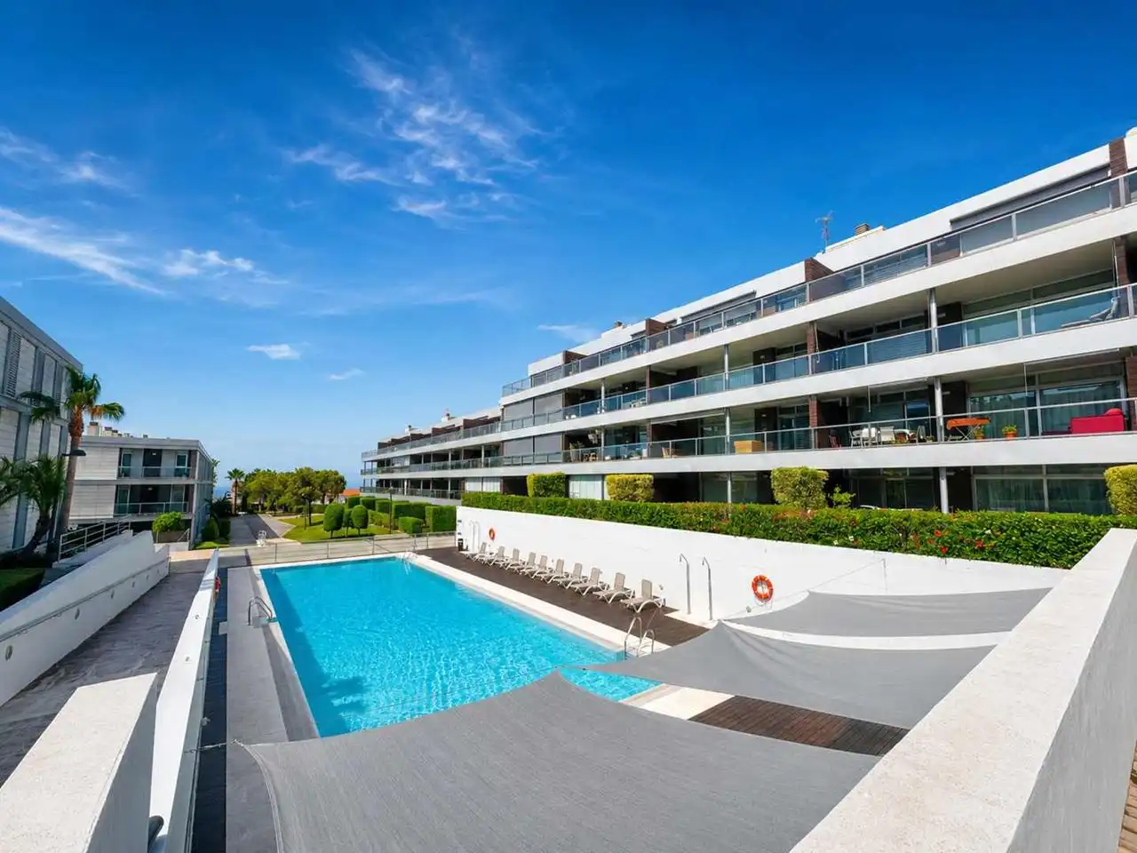 Schwimmbecken von Wohnungen zum Verkauf in Manilva mit Klimaanlage, Heizung und Terrasse