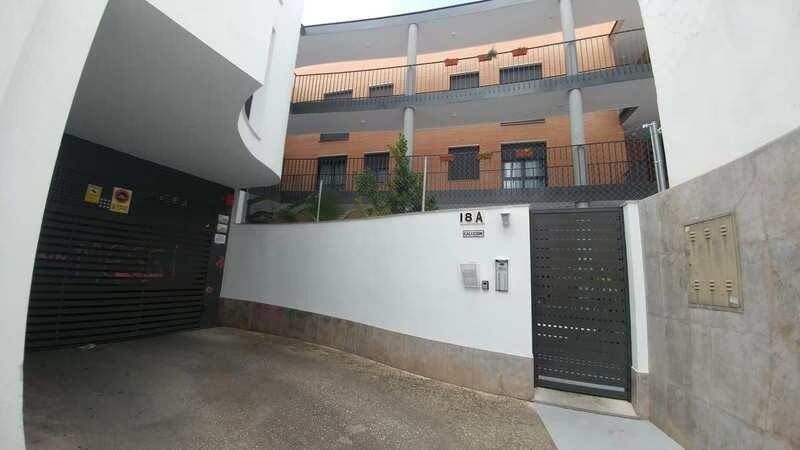 Vista exterior de Garatge en venda en Lucena