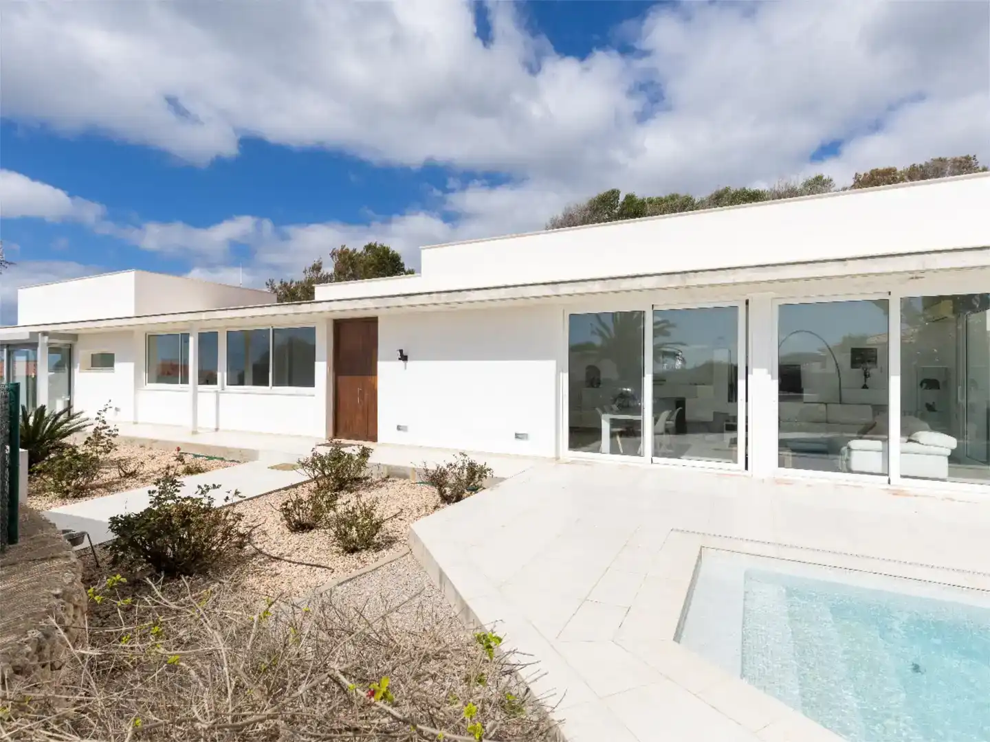 Vista exterior de Casa o xalet en venda en Sant Lluís amb Aire condicionat, Piscina i Balcó