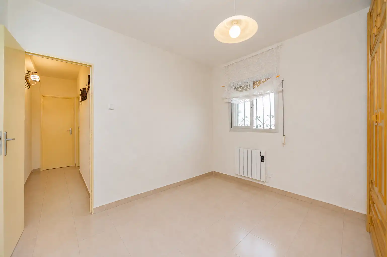 Dormitori de Casa adosada en venda en Pozuelo de Alarcón amb Calefacció, Terrassa i Traster