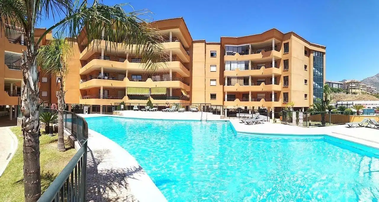Schwimmbecken von Wohnungen zum Verkauf in Fuengirola mit Klimaanlage, Heizung und Privatgarten