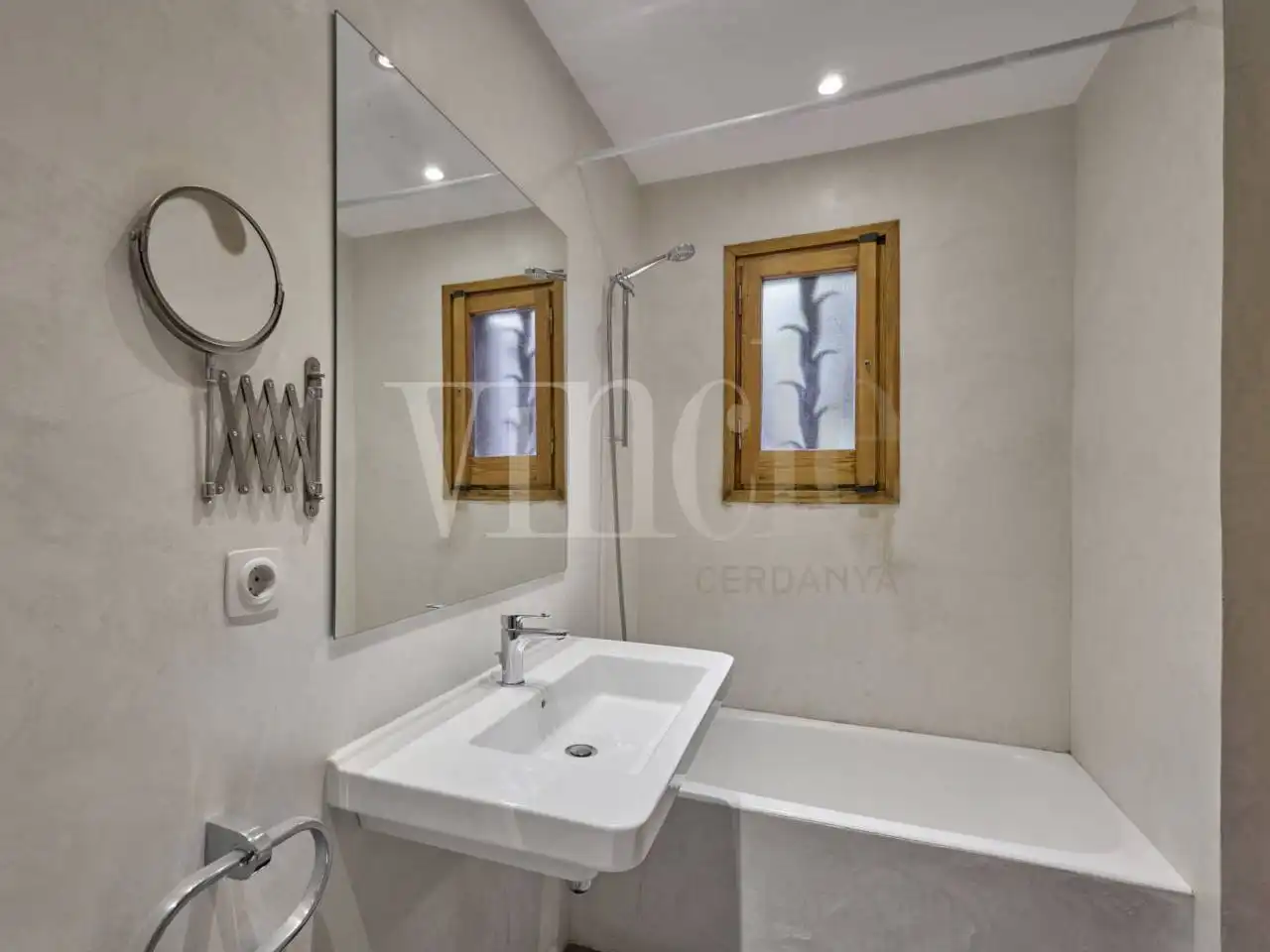 Bathroom of Detached homes for rent in Alp  with Heating and Parquet flooring