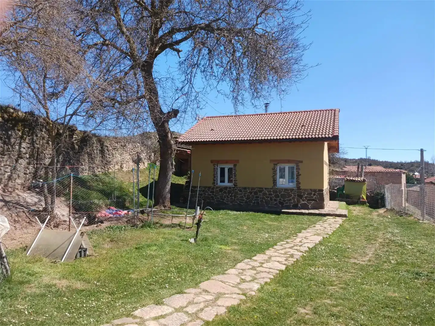 Vista exterior de Casa o xalet en venda en Olmos de Ojeda amb Jardí privat, Traster i Moblat