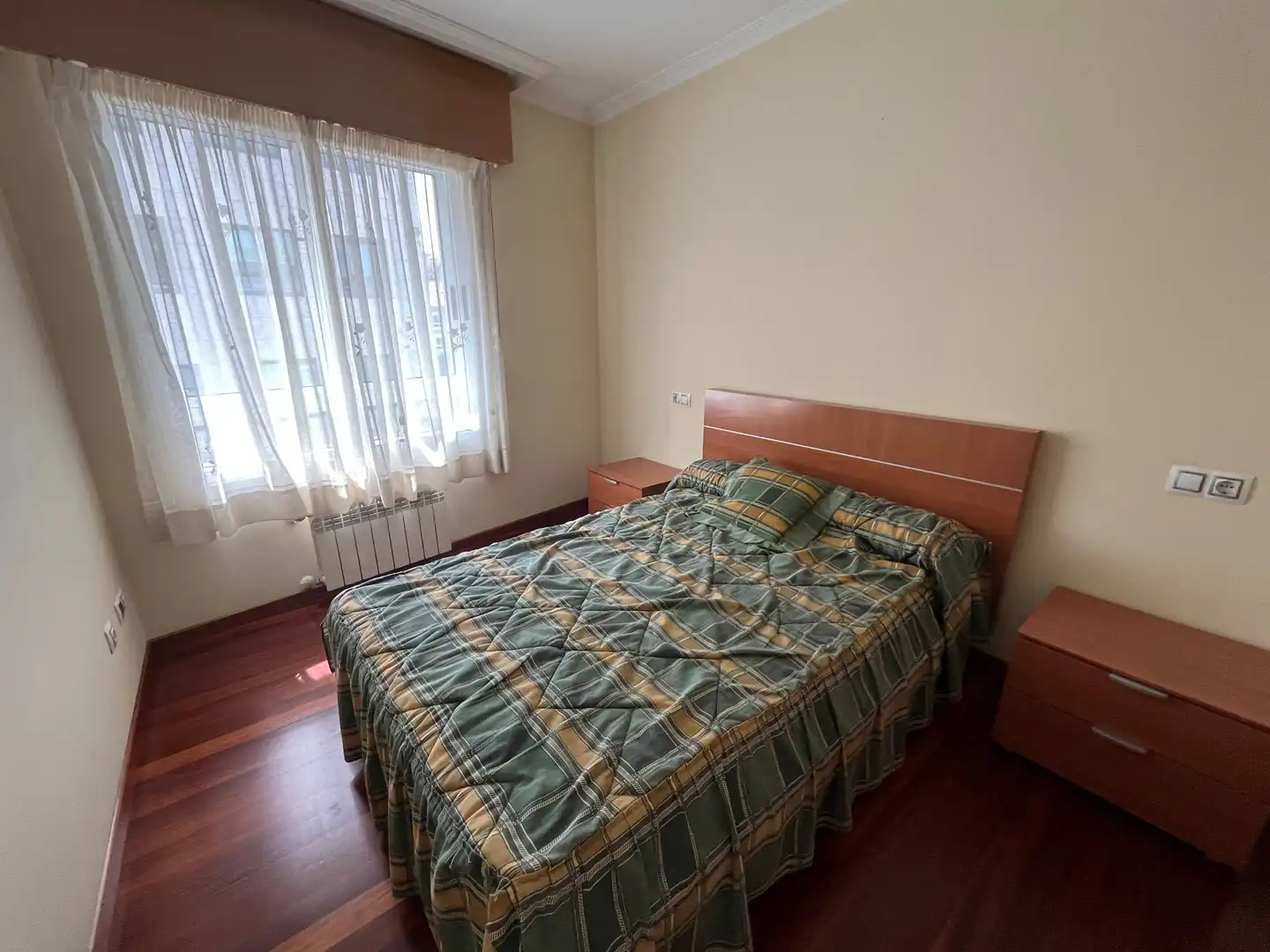 Habitación de Piso de alquiler en Santiago de Compostela  con Calefacción, Trastero y Amueblado