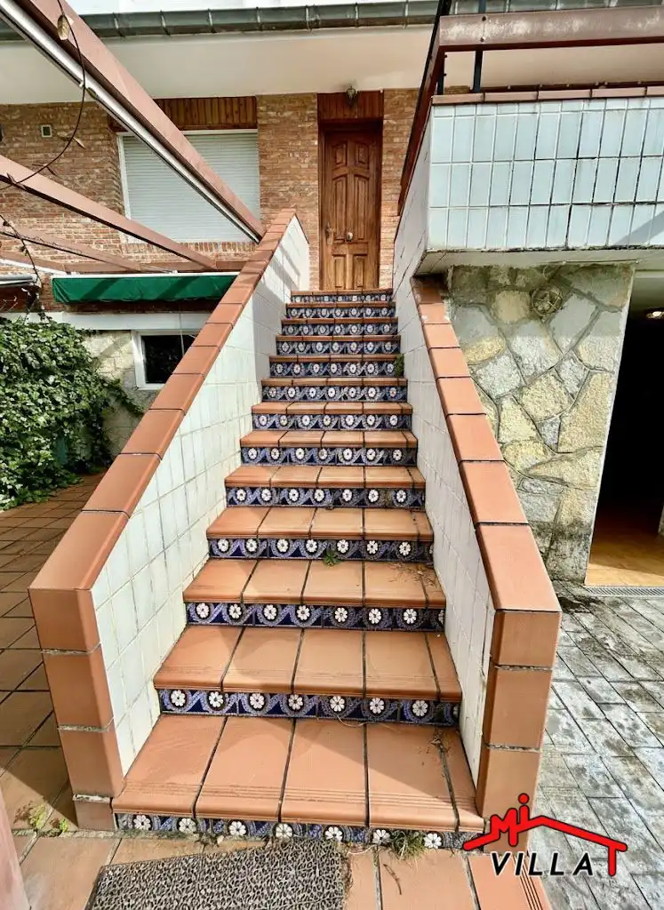 Außenansicht von Haus oder Chalet zum Verkauf in Laredo mit Heizung und Terrasse