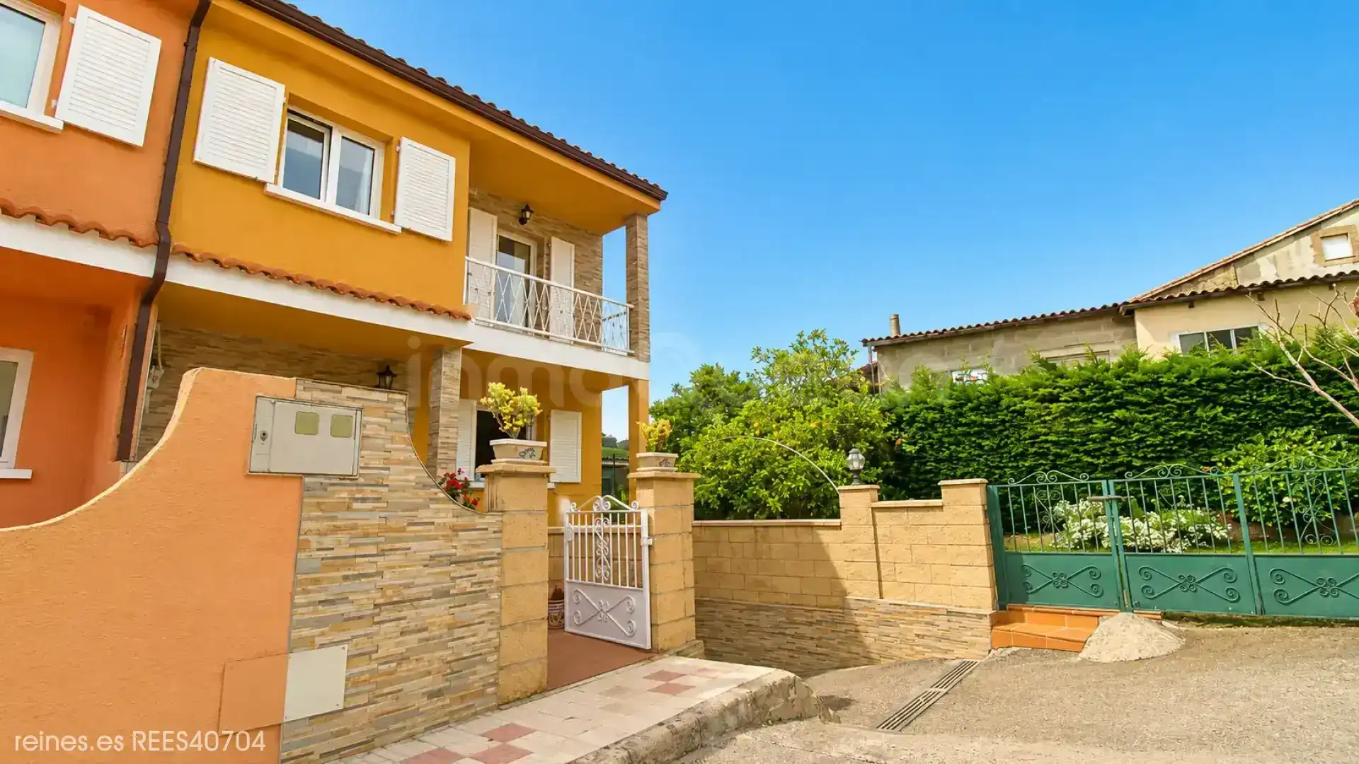Vista exterior de Casa adosada en venta en Penagos con Jardín privado, Terraza y Amueblado